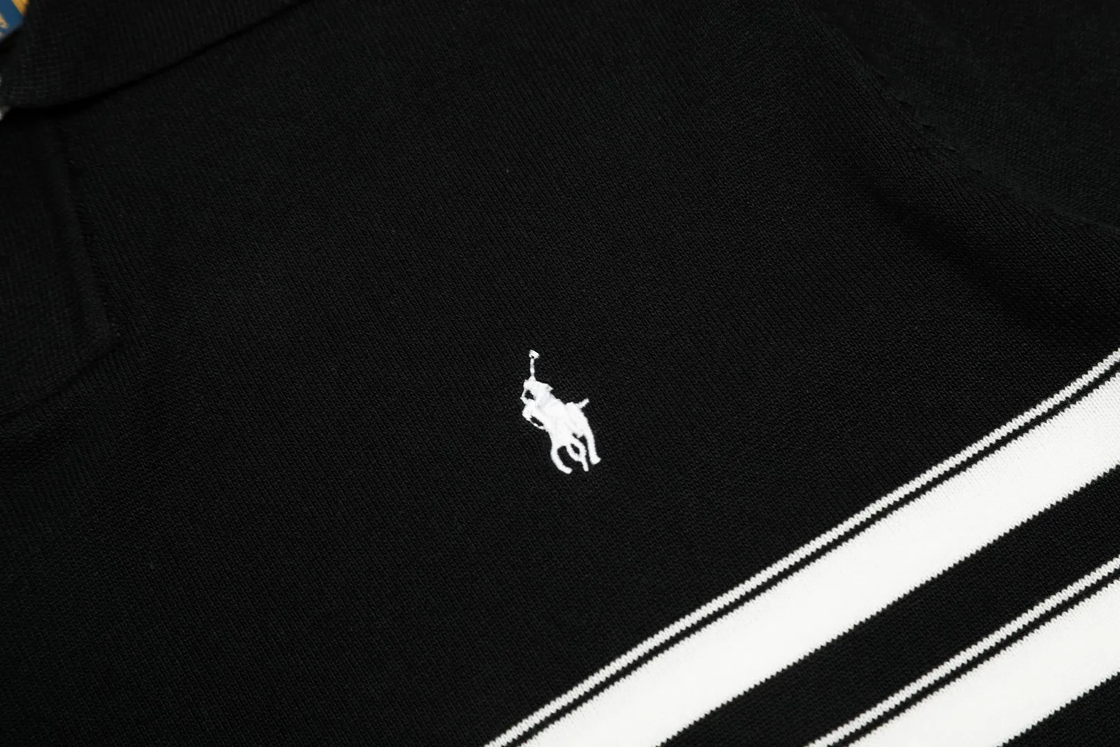 P160 💰 "Top quality" Style number: DS611# (on sale all year round) [Ralph Lauren striped pony embroidered small V-neck knitted POLO short sleeves] ✅Ralph Lauren pinstriped small V-neck ice silk knitted POLO lapel short sleeves ✅Main supply platform live broadcast Wholesale entities ✅ZP quality 1:1 version Scan the code to enter the GF website Counter quality ✅Detailed quality The only one in Guangzhou Imported quality cotton yarn Focus on high-end, cost-effective, and good quality. Needless to say, the version is restored to the original. Loose, comfortable and stress-free. Simple is high-end. Classic is eternal. ✅The upper body is simple and easy to match. A must-have for men and women. Good-looking clothes are never picky. A must-have in the wardrobe. Size: S-XL. Color: Black, White, Green.
